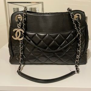 Chanel black quilted leather shoulder bag